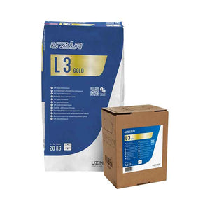 Zak met 20 kg UZIN L3 Gold tweecomponenten egaliseermiddel en naast een kubusvormige doos van 4,6 kg met blauwe en gouden etiketten, staand op een witte achtergrond.