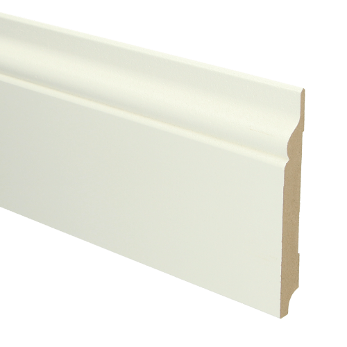 MDF plint met klassieke profielafwerking in matte witte kleur, gladde structuur, scherpe contouren zichtbaar in zijaanzicht.