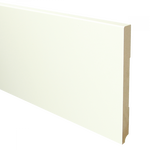 strakke witte plint met gladde, matte afwerking en lichte houtstructuur aan de zijkant