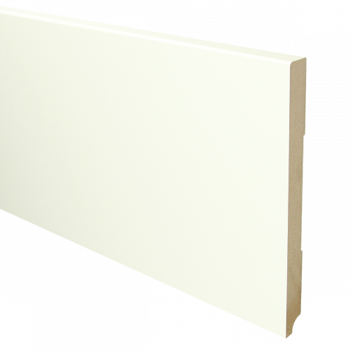 strakke witte plint met gladde, matte afwerking en lichte houtstructuur aan de zijkant