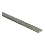 Afgewerkt plintprofiel in smal model met licht grijs houtstructuur en matte afwerking