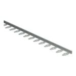 lichte aluminium profielstrip met bevestigingslipjes en een subtiele geribbelde structuur, lange smalle vorm voor vloerafwerking of overgangsprofiel