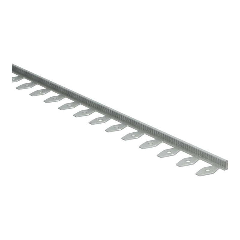 lichte aluminium profielstrip met bevestigingslipjes en een subtiele geribbelde structuur, lange smalle vorm voor vloerafwerking of overgangsprofiel