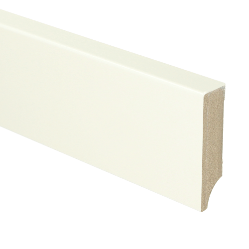 strakke witte plint met rechte bovenkant en licht afgeronde rand, met zichtbare houtvezelstructuur aan de zijkant
