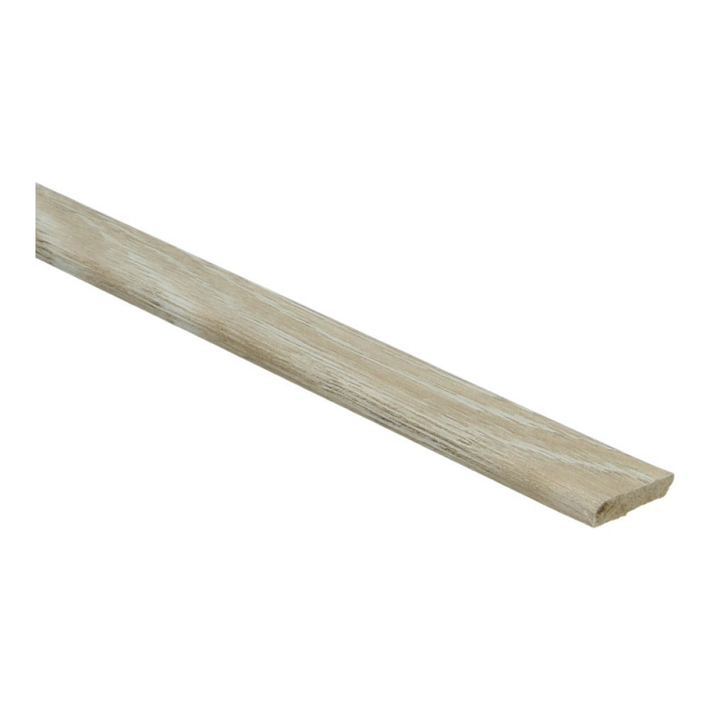 Plint in licht beige eiken kleur met subtiele houtnerfstructuur en afgeronde bovenkant.