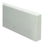 witte plint met matte, gladde afwerking en rechte hoekige vorm zonder zichtbare structuur of patroon