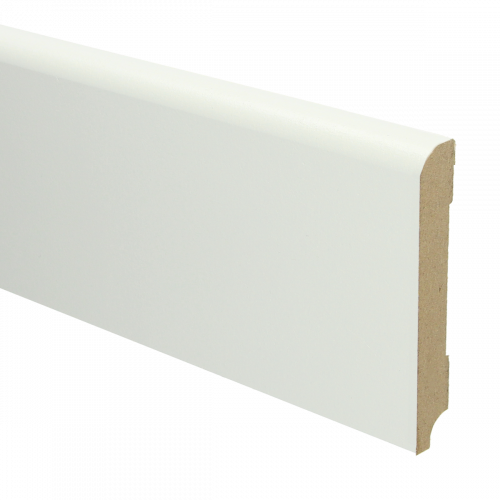 Witte plint met afgeronde bovenkant en rechte zijkanten, gladde structuur, geschikt als vloerafwerking bij diverse vloertypes.