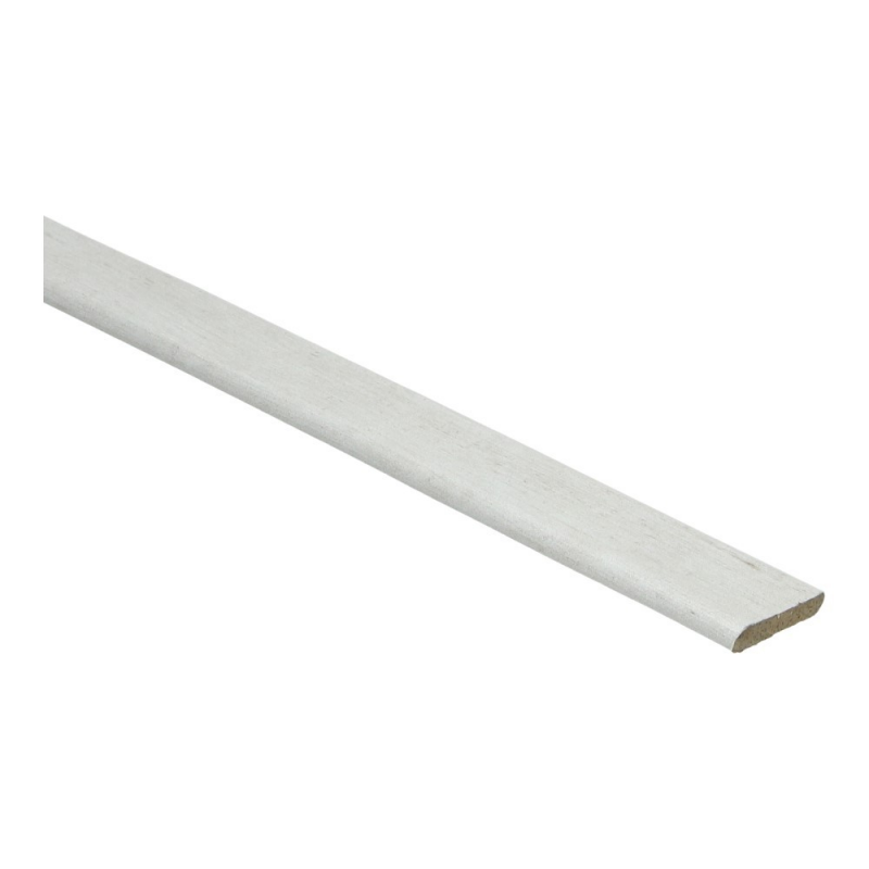 plintstrip in licht wit es met gladde, matte afwerking en afgeronde bovenzijde