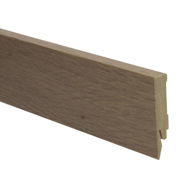 plint in licht bruin eiken kleur met fijn houtnerfstructuur en mat afwerking, geschikt voor laminaat, parket of pvc vloeren