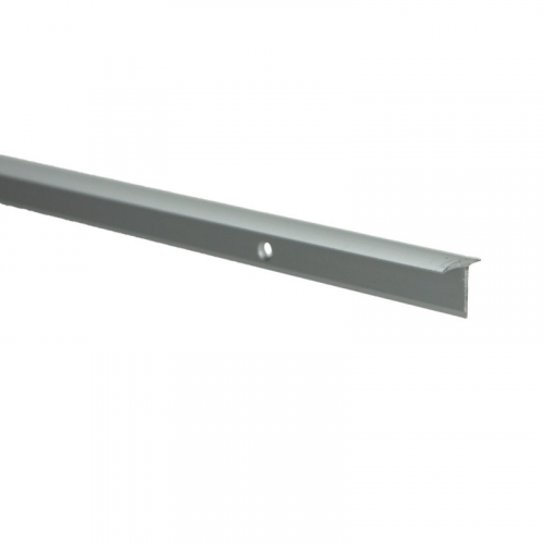 Grijze metalen afwerkstrip met montagegat, gebruikt voor vloerafwerking bij laminaat, parket of pvc vloeren.