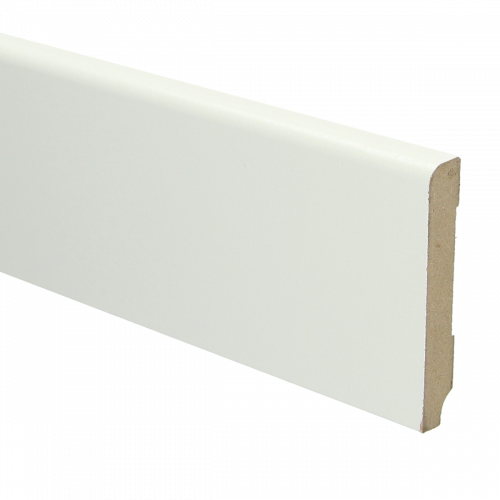Witte plint met gladde, matte afwerking en lichte houtstructuur, profiel met afgeronde bovenkant en rechte zijkanten.