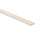 Lang smal afwerklijstje met licht wit es kleur en fijne houtstructuur