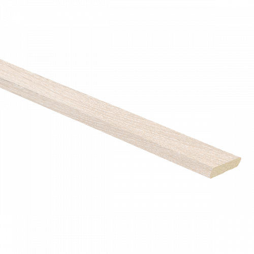 Lang smal afwerklijstje met licht wit es kleur en fijne houtstructuur