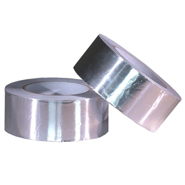 Twee rollen zilverkleurige aluminiumband met een glanzende, gladde en reflecterende metallic structuur tegen een witte achtergrond.