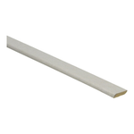 Lichtgrijze afgeronde plint voor afwerking van vloeren, met een gladde structuur en matte uitstraling.