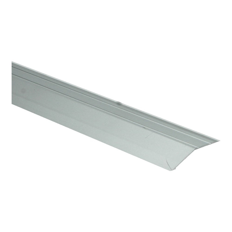 lichtgrijze aluminium overgangsprofielstrip met subtiele rechte groeven en een afgeschuinde rand voor vloerbedekking en laminaat