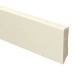 Witte plint met gladde, effen structuur en afgeronde bovenkant, recht model.
