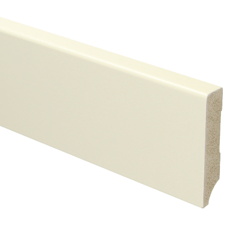 Witte plint met gladde, effen structuur en afgeronde bovenkant, recht model.