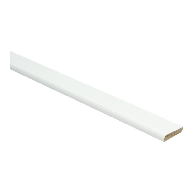 kleine strakke plint in wit met gladde, matte afwerking zonder zichtbare structuur of patroon, rechte kanten