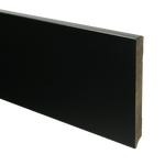 Donkere matte plint met strakke, vlakke oppervlakte zonder structuur of patroon.