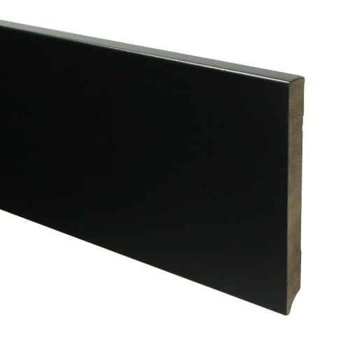 Donkere matte plint met strakke, vlakke oppervlakte zonder structuur of patroon.