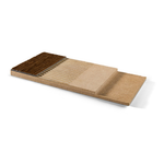 Dikte van vloerbedekking en ondervloer sample met verschillende lagen en texturen, waaronder een donkerbruin profiel met fijne structuur, een ribbelstructuur en een gladde beige onderlaag.