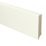 strakke witte plint met matte afwerking, geschikt voor diverse vloertypen zoals laminaat, parket of pvc, rechthoekig profiel met lichte textuur aan de zijkant