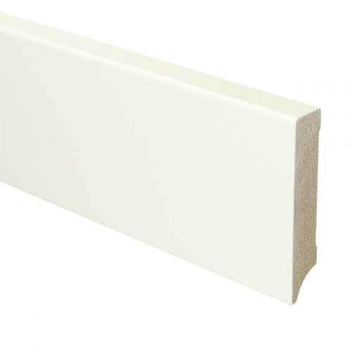 strakke witte plint met matte afwerking, geschikt voor diverse vloertypen zoals laminaat, parket of pvc, rechthoekig profiel met lichte textuur aan de zijkant