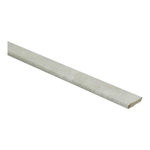 Lichtgrijze pvc plint met matte, effen structuur en afgeronde bovenzijde voor afwerking van vloerafvlakking