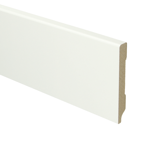 strakke witte plint met rechte afwerking en glad oppervlak, geschikt voor diverse vloerbedekkingen zoals laminaat, parket of pvc