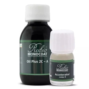 twee flessen Rubio Monocoat behandelingsolie, een grote zwarte fles Oil Plus 2C - A en een kleine doorzichtige fles Accelerator comp. B, met witte doppen en groene etiketten