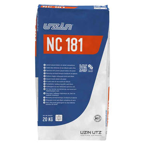 Zak met 20 kg vloerklevende lijm NC 181 van Uzin Utz, verpakt in een blauw-witte en oranje gekleurde stevige papierverpakking, geschikt voor vloerbekledinginstallaties.