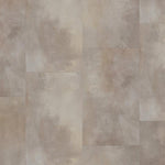Tegelvloer met grote rechthoekige tegels in beige en licht taupe met subtiel gemêleerd golvend streeppatroon en zachte structuur