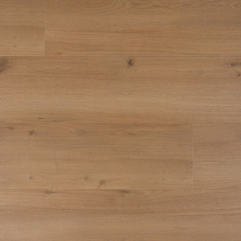 lichte beige eiken vloer met brede planken en subtiele houtnerfstructuur met enkele kleine noesten in natuurlijke uitstraling