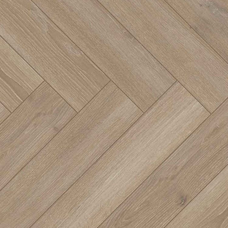 licht beige eiken vloer in visgraatpatroon met fijne houtstructuur en matte afwerking