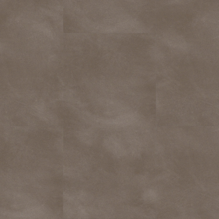 Taupe tegelvloer met grote vierkante tegels en subtiele golvende structuur in matte afwerking