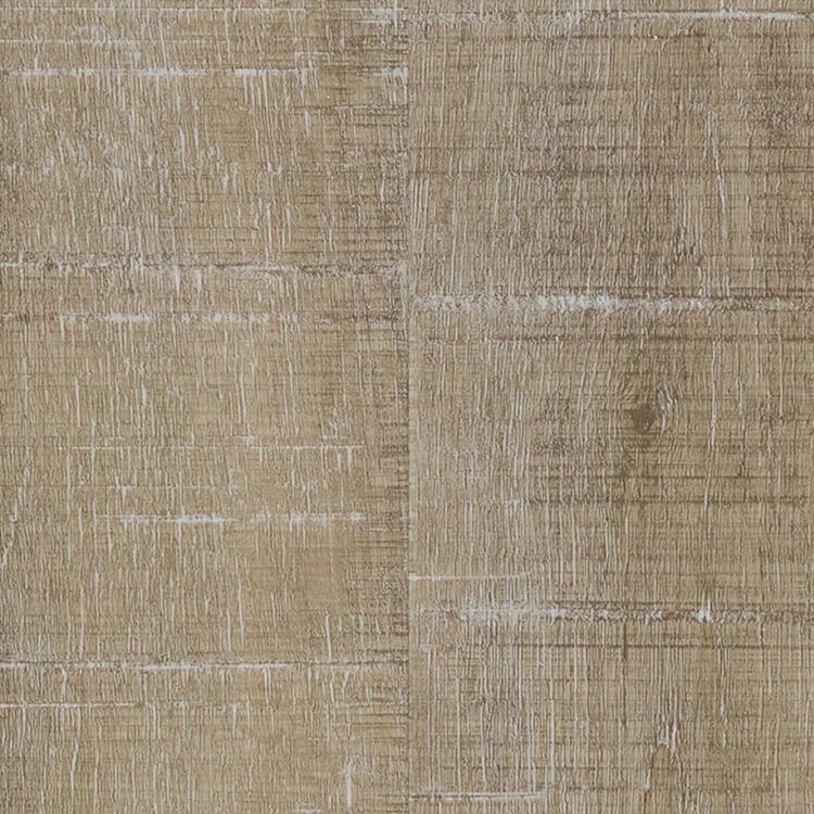 licht beige eiken vloer met grove, licht geribbelde structuur en subtiele witte accenten, vlakke brede planken met natuurlijk houtpatroon