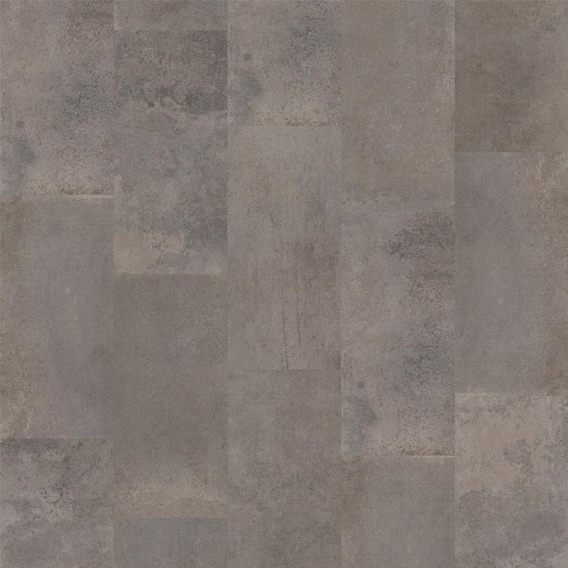 Grijze tegelvloer met grote rechthoekige tegels in verschillende tinten grijs en beige met een subtiel golvend en korrelig oppervlak en matte structuur.