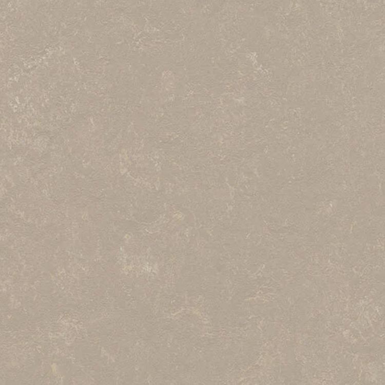 Licht taupe tegelvloer met subtiele golvende en marmerachtige structuur in een effen patroon