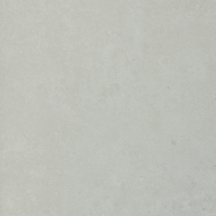 lichte tegelvloer in off-white met subtiele granulaire structuur en lichte nuances van beige en grijs
