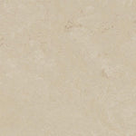 lichte beige tegelvloer met zachte, natuurlijke structuur en subtiele, golvende adering in zandkleurig beige tones