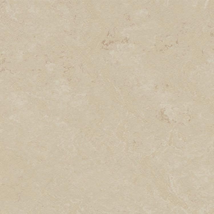lichte beige tegelvloer met zachte, natuurlijke structuur en subtiele, golvende adering in zandkleurig beige tones