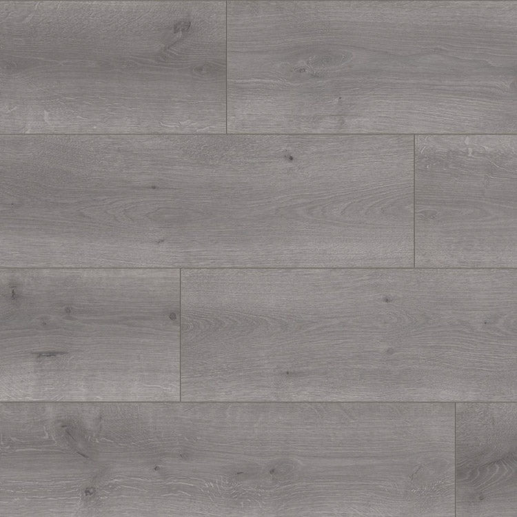 licht grijs eiken vloer met brede planken en subtiele houtnerfstructuur in een matte afwerking