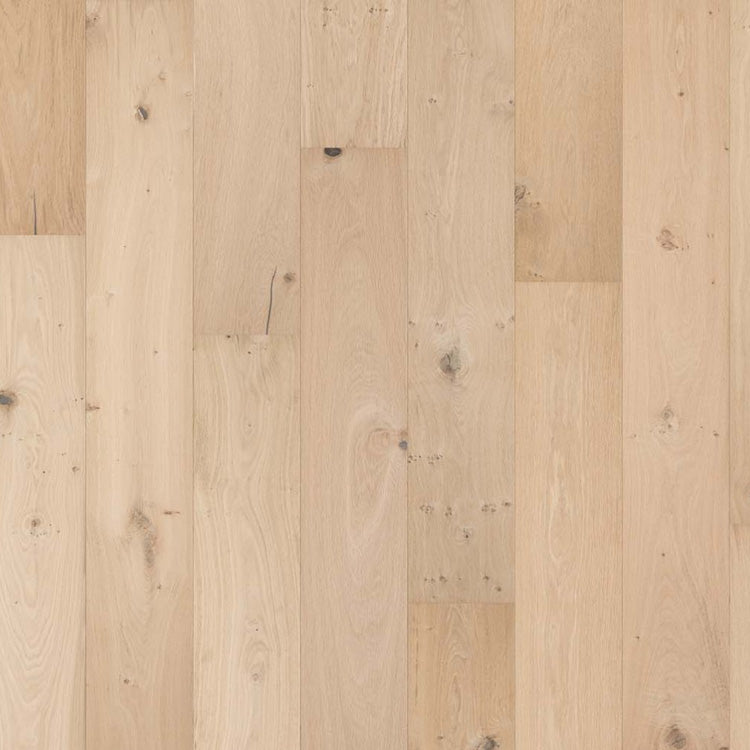 licht beige eiken vloer met brede planken en natuurlijke noesten en lichte houtnerfstructuur