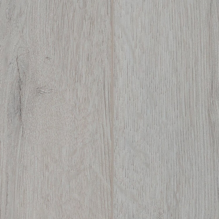 Licht grijs eiken vloer met fijne houtnerfstructuur en subtiele knoesten, brede planken met matte afwerking.