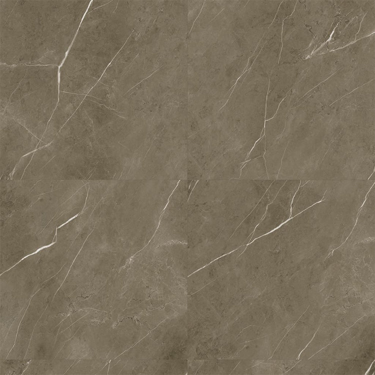 Tegelvloer met grote vierkante tegels in taupe kleur met een natuurlijke structuur en lichte, golvende witte aders.