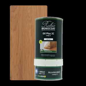 blik Rubio Monocoat Oil Plus 2C in kleur mist 5% voor interieurbescherming van houten vloeren en meubels, met voorbeeld houten plank in licht bruin eiken met zichtbare houtnerfstructuur naast het blik
