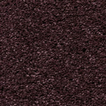 Tapijt met een dichte, zachte poolstructuur in donker wijnrood met subtiele variaties in tint.