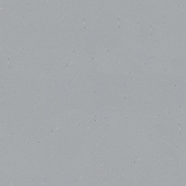 lichtgrijze tegelvloer met subtiele kleine zwarte en witte spikkels, fijne matte structuur zonder opvallend patroon