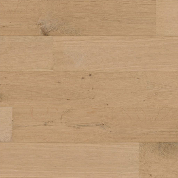 licht beige eiken vloer met brede planken en subtiele houtnuten en knoesten in een naturel structuur